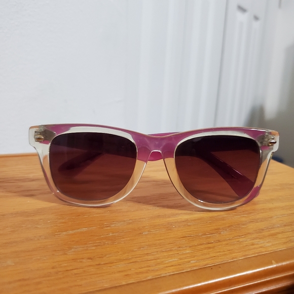 Betsey Johnson Sunglasses - Picture 7 of 7